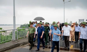 Phó Chủ tịch Quốc hội, Thượng tướng Trần Quang Phương kiểm tra tình hình khắc phục sự cố sập cầu Phong Châu, Phú Thọ 