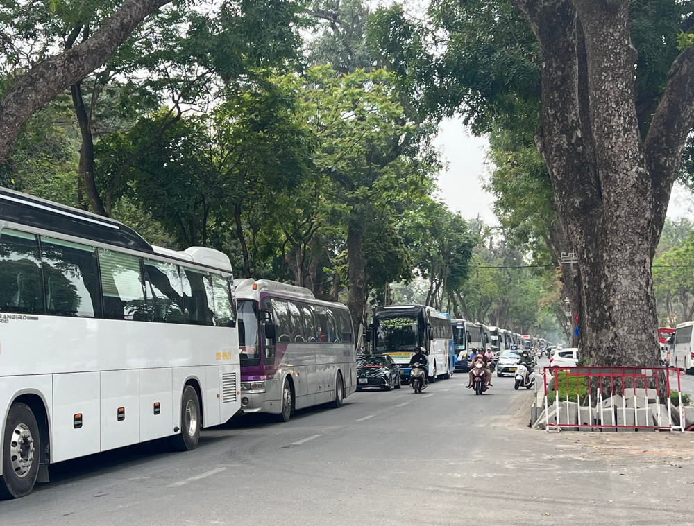 Hàng dài xe du lịch nối đuôi nhau dừng đỗ, chiếm trọn 1 làn đường trên phố Hoàng Diệu. Ảnh: Đỗ Anh img-0466.jpg