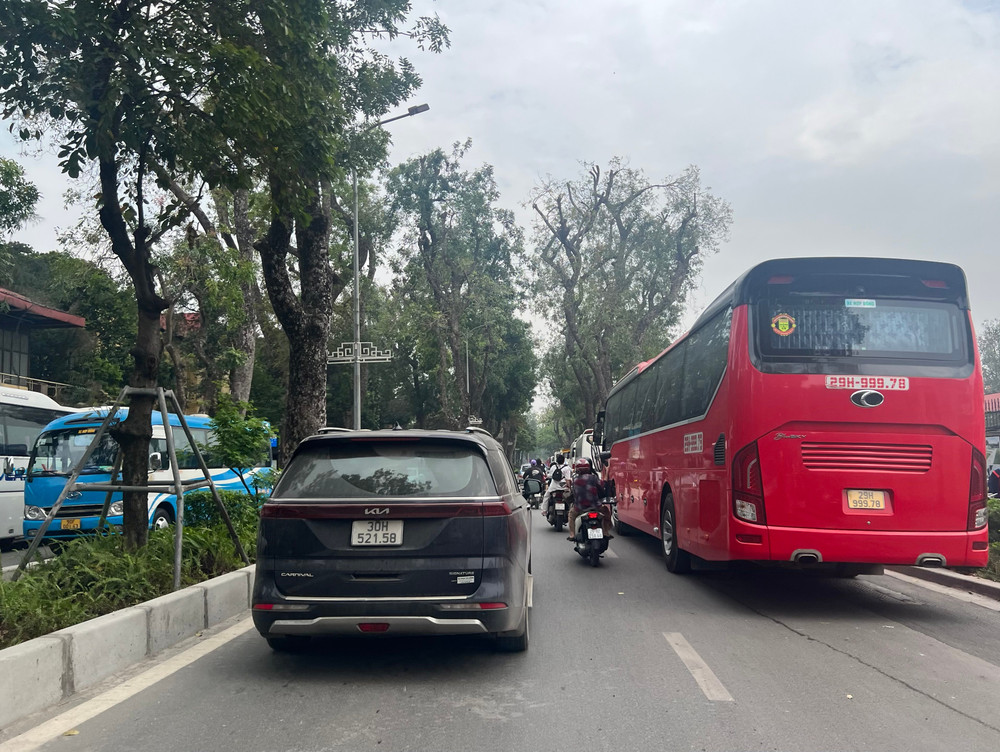 Xe du lịch dừng đỗ sai quy định gây khó khăn và tiềm ẩn nguy cơ tai nạn cho người dân khi tham gia giao thông. Ảnh: Đỗ Anh img-0480.jpg