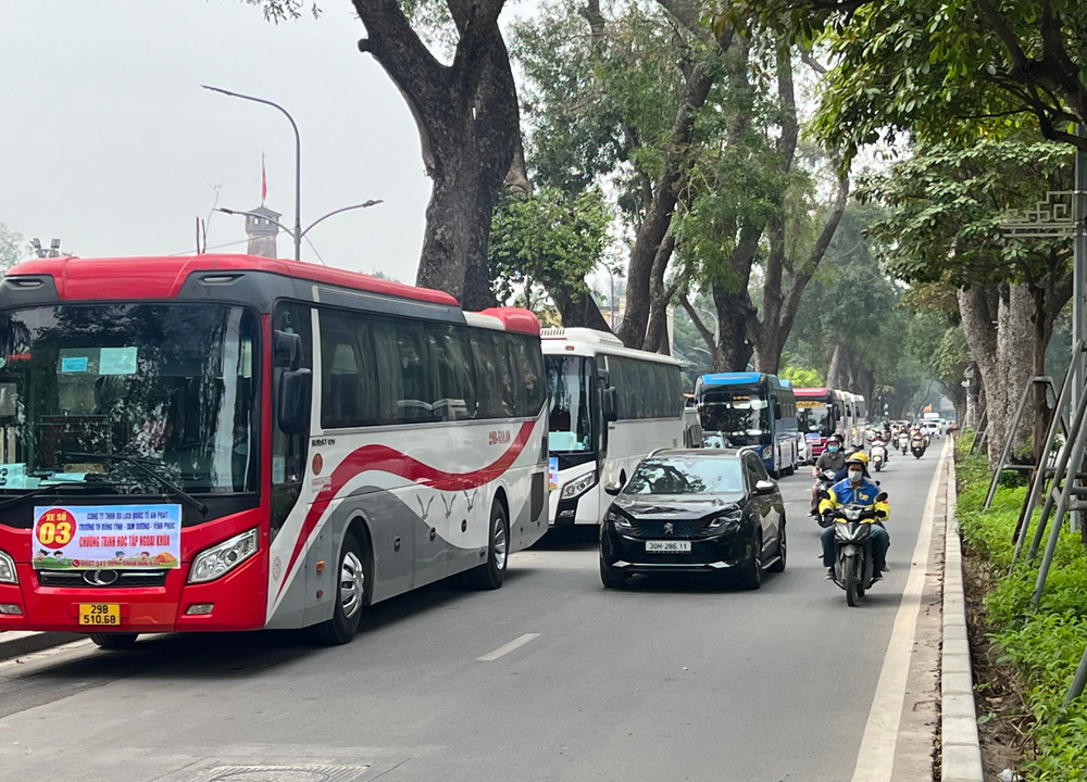 Xe du lịch dừng đỗ tai khu Di tích lịch sử Hoàng Thành Thăng Long. Ảnh: Đỗ Anh img-0470.jpg