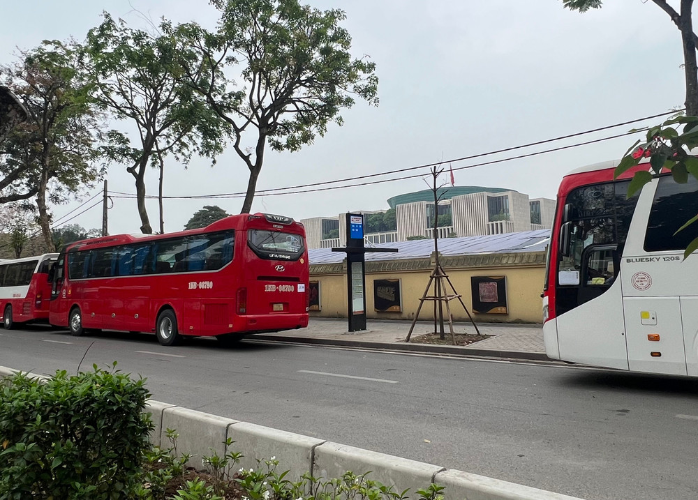 Xe du lịch dừng đỗ tại điểm đón trả khách của xe bus. Ảnh: Đỗ Anh img-0474.jpg