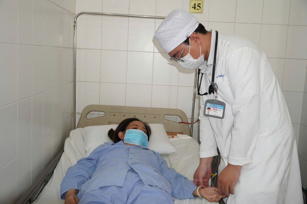 Sau gần 20 ngày điều trị tích cực, bệnh nhân đã tỉnh táo, dấu hiệu sinh tồn ổn định benh-on-dinh-tinh-tao-tiep-xuc-tot.jpg