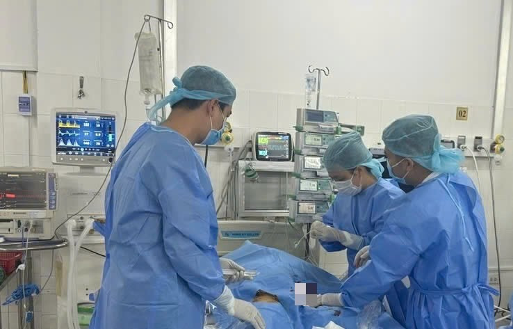 Bệnh nhân trong tình trạng nặng huyết áp thấp, suy đa tạng phải sử dụng vận mạch liều cao e-kip-benh-vien-dang-thuc-hien-ky-thuat-ecmo.jpg