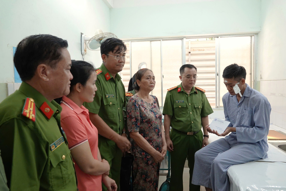 Lãnh đạo Công an tỉnh Bình Thuận thăm hỏi, động viên đại úy Hà Duyên Sơn z6521818023103-bcedd9b72f5f14f00e8927252e4f6d88.jpg