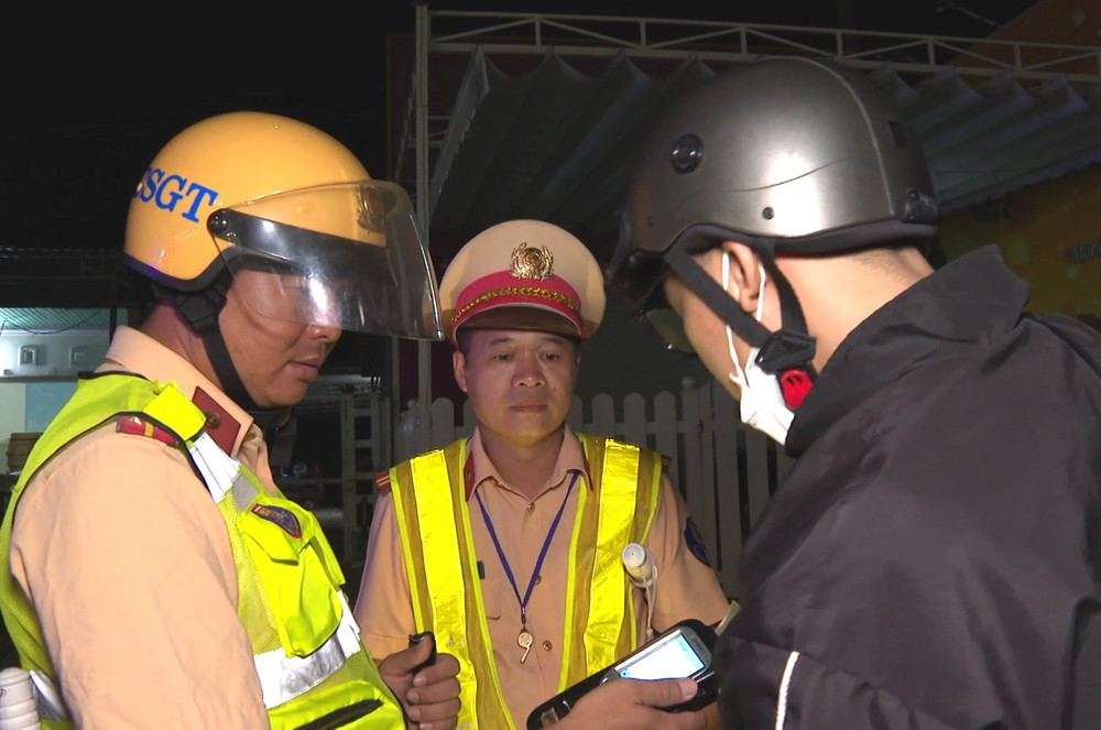 Lực lượng CSGT kiểm tra, xử lý vi phạm về nồng độ cồn 02.jpg