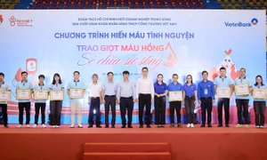 Ban Thường vụ Đoàn VietinBank trao Bằng khen cho các tập thể và cá nhân có thành tích xuất sắc trong phong trào hiến máu