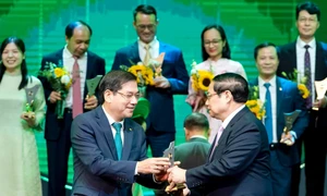 Thủ tướng Phạm Minh Chính trao Giải thưởng Thương hiệu Quốc gia 2024 cho Ủy viên HĐQT BIDV Đặng Văn Tuyên - đại diện BIDV. 