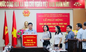 Văn phòng Đoàn ĐBQH và HĐND tỉnh Hà Tĩnh ủng hộ đồng bào bị thiệt hại do cơn bão số 3