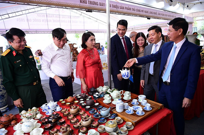 Các đại biểu thăm quan gian trưng bày sản phẩm chất lượng cao tại triển lãm 4-cac-dai-bieu-du-trien-lam-tham-quan.jpg