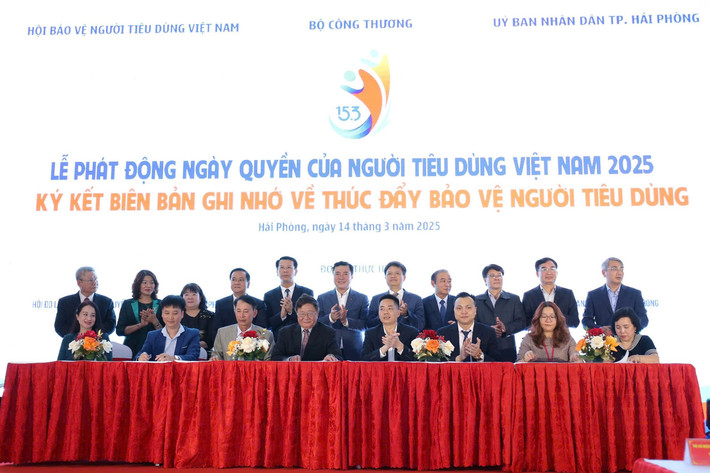 Các đại biểu ký kết biên bản ghi nhớ về thúc đẩy quyền lợi người tiêu dùng img-20250314-180814.jpg