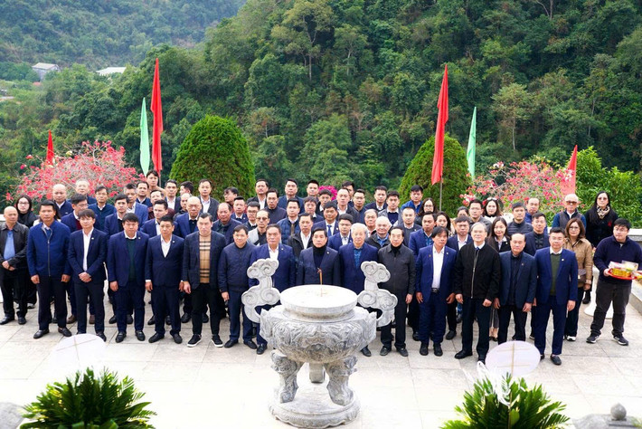 Đoàn công tác của Tập đoàn Đèo Cả dâng hương Bác Hồ tại Khu di tích quốc gia đặc biệt Pác Bó, Cao Bằng deo-ca.jpg