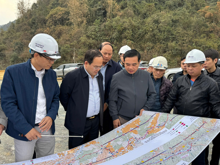 Bí thư Tỉnh uỷ Cao Bằng Quản Minh Cường kiểm tra tình hình thi công tại km66+500, thôn Độc Lập, xã Lê Lai, huyện Thạch An kiem-tra.jpg