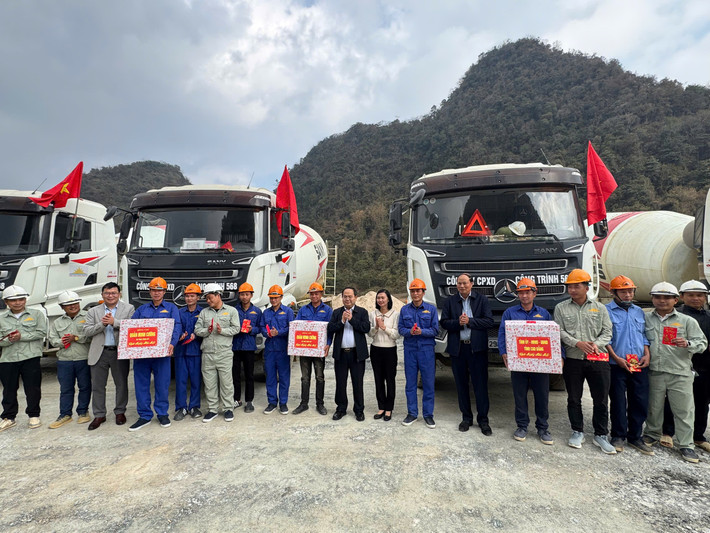 Bí thư Tỉnh uỷ Cao Bằng Quản Minh Cường tặng quà các cán bộ, kỹ sư, công nhân làm việc trên công trường dự án Đồng Đăng - Trà Lĩnh tang-qua.jpg