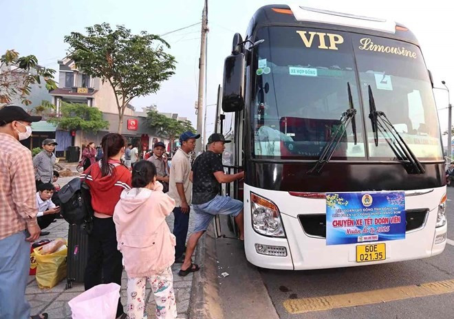 Đoàn viên, công nhân lao động huyện Trảng Bom về quê đón Tết Ất Tỵ năm 2025 trên “Chuyến xe Tết đoàn viên - Xuân 2025”. Ảnh: LĐLĐ huyện Trảng Bom cong-nhan-trang-bom.jpg