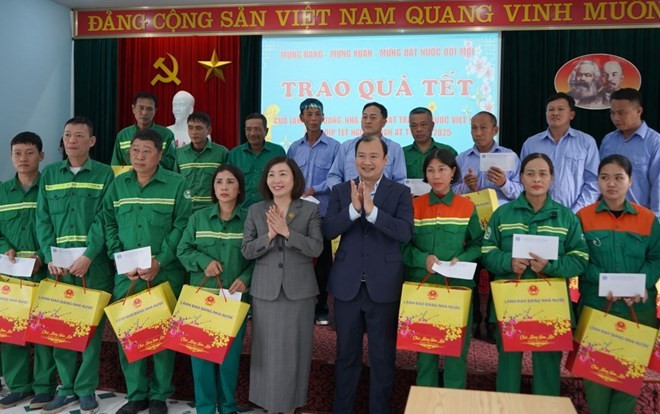 Công nhân, lao động có hoàn cảnh khó khăn được tặng quà nhân dịp Tết Nguyên đán 2025. Ảnh: Mai Dung tang-qua-hai-phong-3.jpg