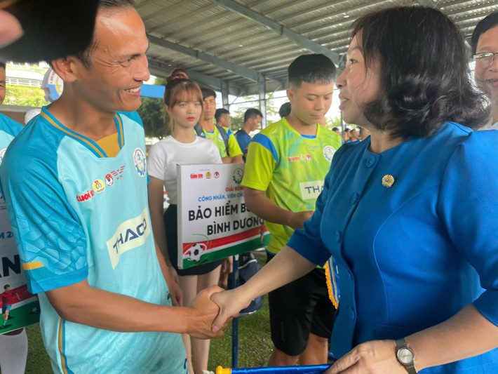 Phó Chủ tịch thường trực Tổng Liên đoàn Lao động Việt Nam Thái Thu Xương động viên các cầu thủ trước trận đấu z5895000737232-3fffa99098ae1bf7944bccb540b37542-1306.jpg