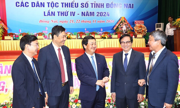 Ủy viên Trung ương Đảng, Bộ trưởng, Chủ nhiệm Ủy ban Dân tộc Hầu A Lềnh và Phó Bí thư Thường trực Tỉnh ủy Hồ Thanh Sơn trao đổi với các đại biểu bên lề đại hội. Ảnh: CTV img-6812-20241122165008-9640.jpg