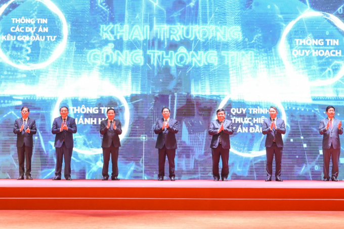 Thủ tướng Chính phủ Phạm Minh Chính cùng lãnh đạo Bộ, UBND tỉnh Khánh Hòa thực hiện nghi thức nhấn nút khai trương Cổng thông tin xúc tiến đầu tư tỉnh. Ảnh: FPT IS image-extractword-0-out-3630-1681121367.png