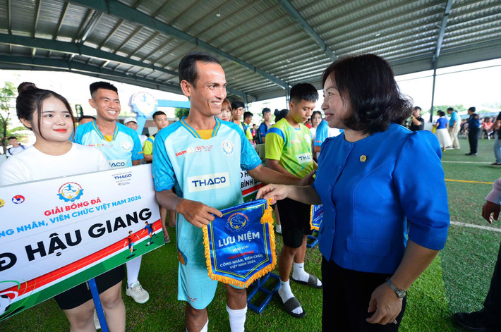 Phó Chủ tịch thường trực Tổng Liên đoàn Lao động Việt Nam Thái Thu Xương động viên các cầu thủ trước trận đấu z5895001831510-41470af6c6d5996cb0b108aa626dac49-1563.jpg
