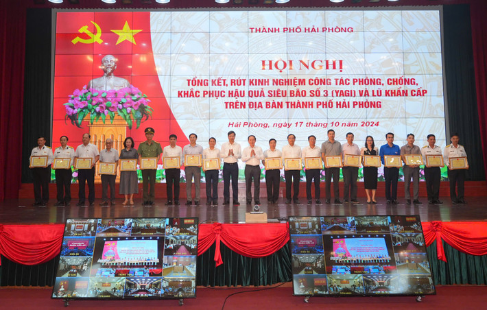 Các tập thể, cá nhân có thành tích xuất sắc trong công tác phòng, chống, khắc phục hậu quả cơn bão số 3 được biểu dương, khen thưởng. Ảnh: Đàm Thanh z5939611709779-df9fd9c1f25dfe22ff5c2ba1a59e2365638647947346821727-664-3677.jpg
