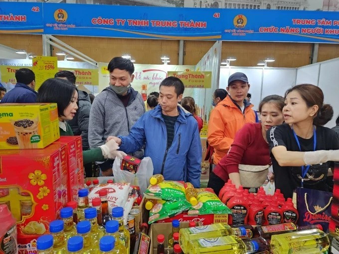 Người lao động mua sắm hàng hóa tại các gian hàng ưu đãi tại "Chợ Tết Công đoàn 2025" cho-tet-cong-doan20241214150749.jpg
