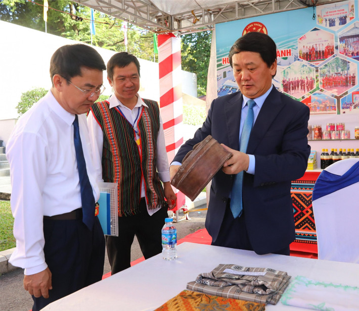 Chủ nhiệm Ủy ban Dân tộc Hầu A Lềnh tham quan gian hàng trưng bày một số sản phẩm của đồng bào dân tộc thiểu số đến tham dự Đại hội Đại biểu các dân tộc thiểu số tỉnh Đồng Nai lần thứ IV.2024. Ảnh: Huy Anh anh-4-20241122100446.jpg