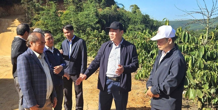 Đoàn giám sát kiểm tra thực tế tại Dự án đường giao thông liên xã Đắk Phơi - Đắk Nuê, huyện Lắk. Ảnh: Khả Lê Đoàn giám sát kiểm tra thực tế tại Dự án đường giao thông liên xã Đắk Phơi - Đắk Nuê, huyện Lắk. Ảnh: Khả Lê