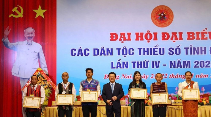 Chủ nhiệm Ủy ban Dân tộc Hầu A Lềnh trao bằng khen cho các cá nhân tại đại hội. Ảnh: Huy Anh a-7-20241122160515.jpg