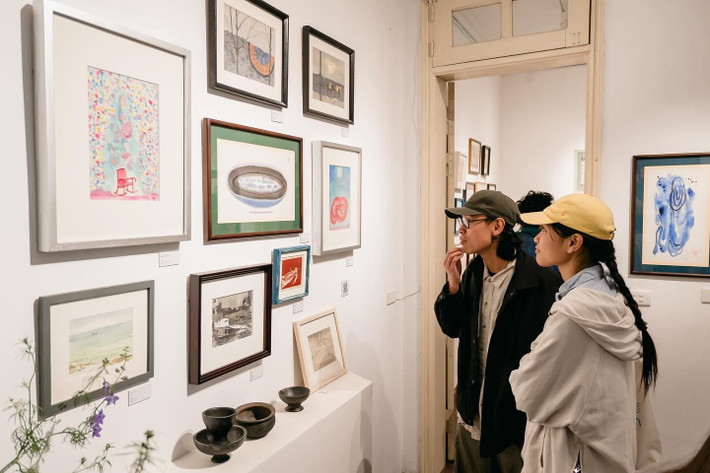 Công chúng thưởng lãm các tác phẩm của nghệ sĩ trẻ tham gia Hội chợ nghệ thuật Trẩy Art do Nương Náu Art Hub và Hanoi Grapevine tổ chức. Ảnh: NNArt. 480793961-17880979368243577-7556597184615411511-n.jpg