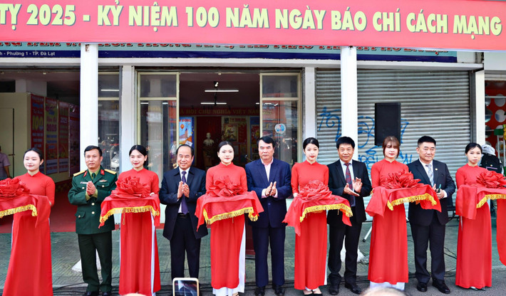 Cắt băng khai mạc Hội Báo Xuân Lâm Đồng. Ảnh: BLĐ a1-20250124114234.jpg