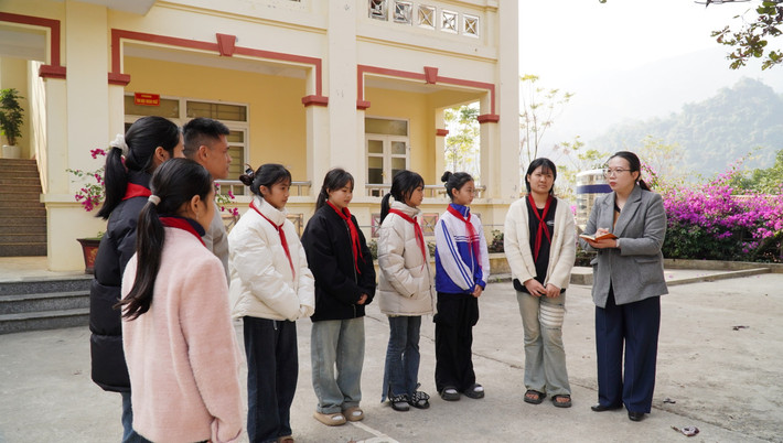 Phóng viên trao đổi với học sinh được hỗ trợ ăn, ở bán trú theo Nghị quyết số 04 của Hội đồng nhân dân tỉnh Lai Châu. Ảnh: NVCC phong-vien-trao-doi-voi-hoc-sinh-duoc-ho-tro-an-o-ban-tru-theo-nq-04-hdnd-tinh.jpg