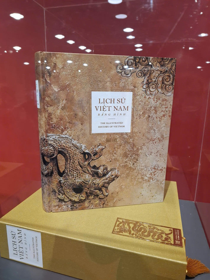 ...và "Lịch sử Việt Nam bằng hình" z6237631456065-19eda3f9dcb0a26fa563c3b5d1ed5381.jpg