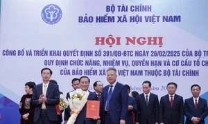 BHXH Việt Nam: Công bố và trao Quyết định Giám đốc BHXH các khu vực