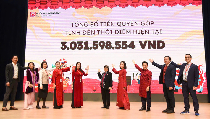 Ban Lãnh đạo nhà trường thông báo số tiền ủng hộ dự án thiện nguyện xây 2 cây cầu tại tỉnh Lạng Sơn (Ảnh: Xuân Quý) z6340211824348-db143930de859d02ee1e0b95f4e07c04.jpg