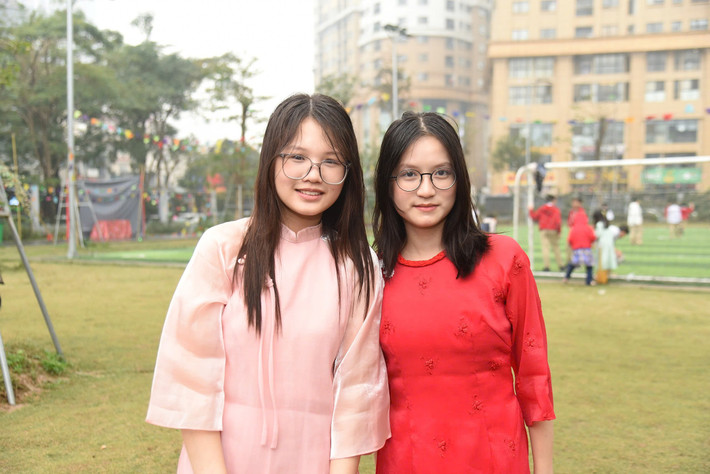 Em Tuệ Minh - Học sinh lớp 10T01 bày tỏ: “ Em cảm thấy rất hào hứng và phấn khích vì cả lớp đã cùng nhau lên ý tưởng, chuẩn bị danh sách những đồ dùng trang trí hội trại. Đặc biệt, chúng em đã lên kế hoạch chi tiết các mặt hàng có thể bán chạy nhằm góp quỹ thiện nguyện trong dự án của Nhà trường”. (Ảnh: Xuân Quý) z6340092939252-4449e1255d9f296b7f1656225d5ff3b9.jpg