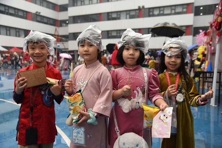 Em Diệp Chi - Học sinh lớp 1 cùng các bạn chia sẻ, bản thân vô cùng vui vì đã được tham gia vào rất nhiều trò chơi đến từ ban tổ chức. Trong đó, em thích nhất là trò chơi ném vòng và vớt cá. (Ảnh: Xuân Quý) z6340114430915-cfba08909324abfb1bb1019554fda9e7.jpg