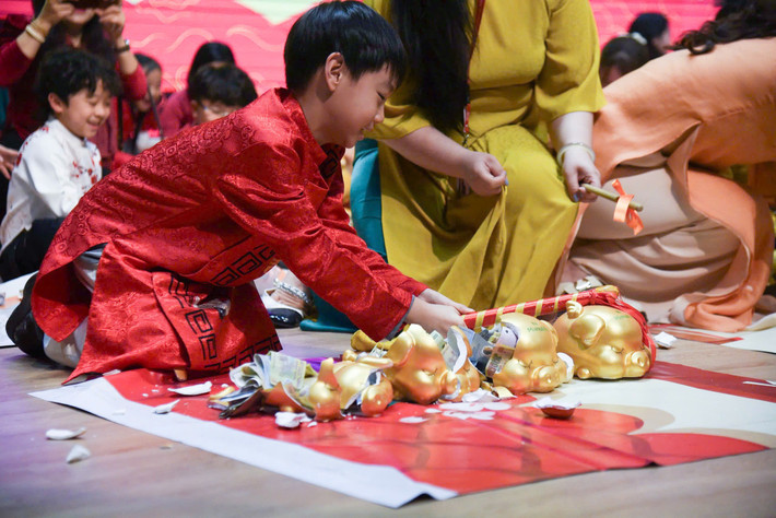 Hoạt động đập lợn tiết kiệm từ các lớp nhằm quyên góp số tiền vào dự án thiện nguyện xây cầu (Ảnh: Xuân Quý) z6340032105132-b7e658bcecbd80d71c7dd22a8c3d007d.jpg
