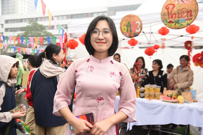 Cô Trần Huyền Trang – Giáo viên chủ nhiệm lớp 6A03 cho biết, Lễ hội mùa xuân đã trở thành hoạt động thường niên hàng năm của nhà trường. Với ý nghĩa lớn nhất của Lễ hội là thầy cô cùng các học sinh sẽ dùng lợi nhuận bán được từ các sản phẩm của mỗi lớp để quyên góp, ủng hộ dự án thiện nguyện xây cầu trên những địa bàn khó khăn tại tỉnh Lạng Sơn. Hiểu được điều đó, khi nhà trường thông báo dự án thiện nguyện thì bản thân các em học sinh rất hào hứng và vui vẻ tham gia. (Ảnh: Xuân Quý) z6340174776920-8db2a4996d083ffac7eb2a4eb9e21379.jpg