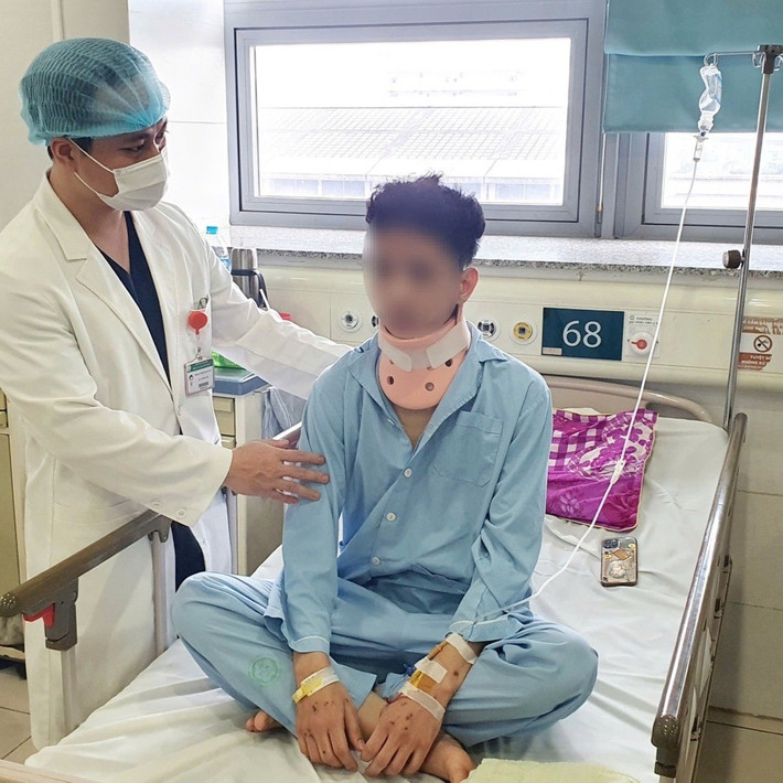 Bác sĩ thăm khám và điều trị cho người bệnh (Ảnh: BVCC) 1736930450474.jpg