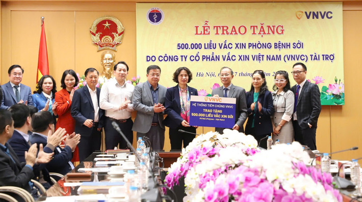 Bộ Y tế tiếp nhận 500.000 liều vaccine phòng bệnh sởi từ Công ty Cổ phần Vacxin Việt Nam (VNVC) z6415397291057-76b167f9a70798381c1df89b2a7451c4.jpg