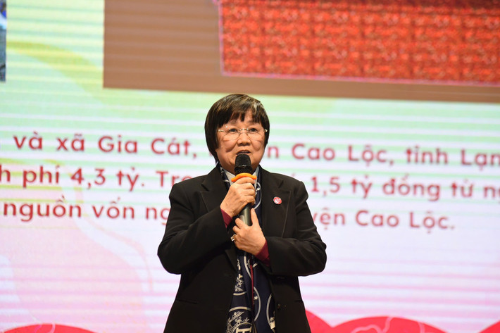 Nhà giáo Phạm Bích Ngà - Chủ tịch Hội đồng quản trị nhà trường phát biểu khai mạc chương trình (Ảnh: Xuân Quý) z6339996761297-23b9b381d349d1b2ffca34cb1beb4c0a.jpg