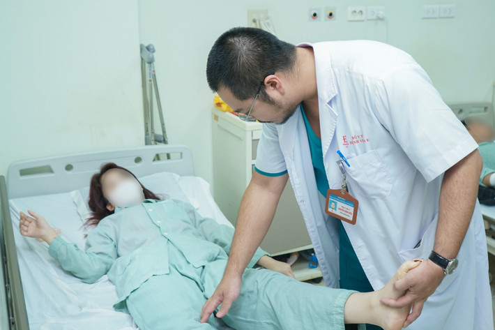 Bác sĩ thăm khám và điều trị cho bệnh nhân (Ảnh: BVCC) b83592d5-e8cc-4476-9965-f205d9c4337e.jpg