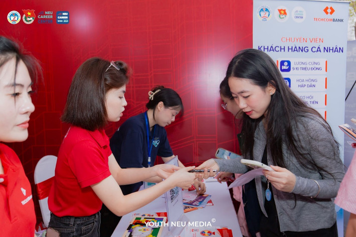 Hoạt động tư vấn tại gian hàng của các doanh nghiệp thu hút đông đảo các bạn sinh viên tham gia d.jpg