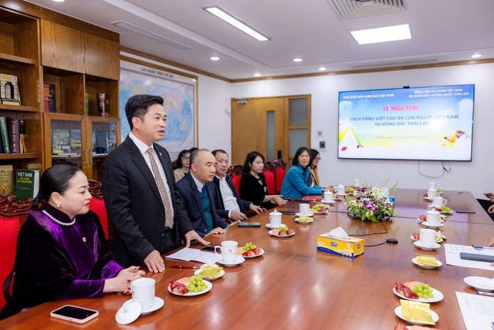 Ông Đinh Hoàng Linh - Tổng lãnh sự Việt Nam được tiến cử tại Khỏn Kèn, vương quốc Thái Lan phát biểu tại buổi trao tặng sách 32.jpg