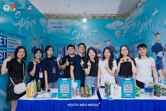 Gian hàng tư vấn của các Doanh nghiệp tại NEU Career Week 2024 dd.jpg