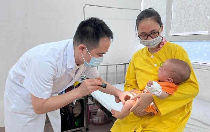 Các bậc phụ huynh cần đưa trẻ đến cơ sở y tế khi có dấu hiệu mắc bệnh (Ảnh: Sở Y tế Hà Nội) benh-nhi-tcm.jpg