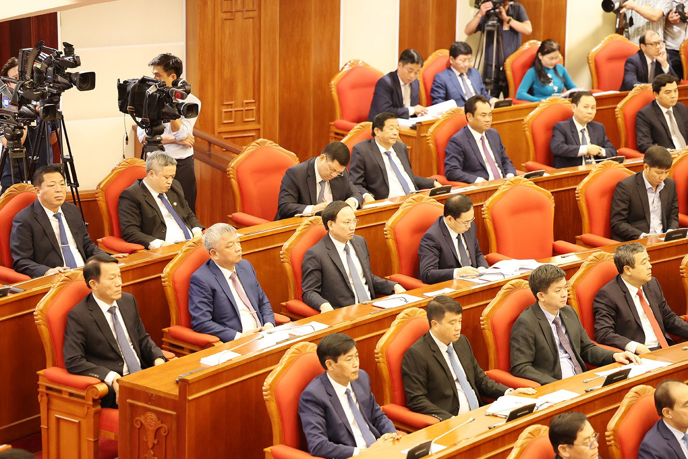 Các đại biểu dự bế mạc Hội nghị lần thứ chín Ban Chấp hành Trung ương Đảng khóa XIII. Ảnh: Trí Dũng - TTXVN Tiếp tục lãnh đạo, chỉ đạo thực hiện chương trình, kế hoạch đề ra với kết quả cao nhất, phấn đấu hoàn thành thắng lợi toàn diện Nghị quyết Đại hội XIII của Đảng -0