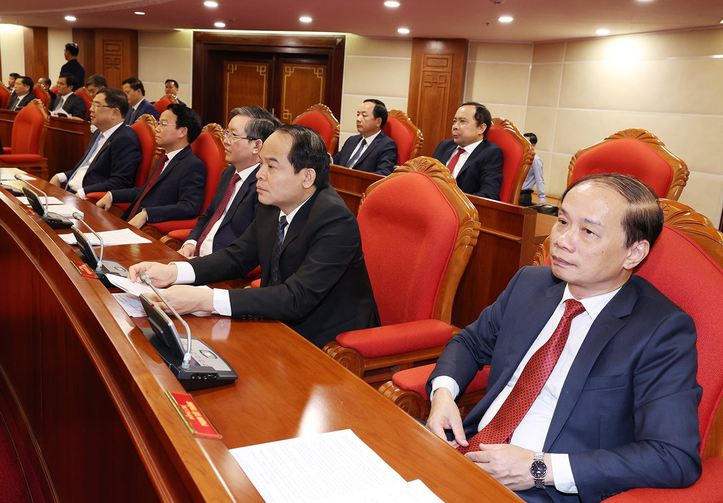 Các đại biểu dự bế mạc Hội nghị lần thứ chín Ban Chấp hành Trung ương Đảng khóa XIII. Ảnh: Trí Dũng - TTXVN Tiếp tục lãnh đạo, chỉ đạo thực hiện chương trình, kế hoạch đề ra với kết quả cao nhất, phấn đấu hoàn thành thắng lợi toàn diện Nghị quyết Đại hội XIII của Đảng -0
