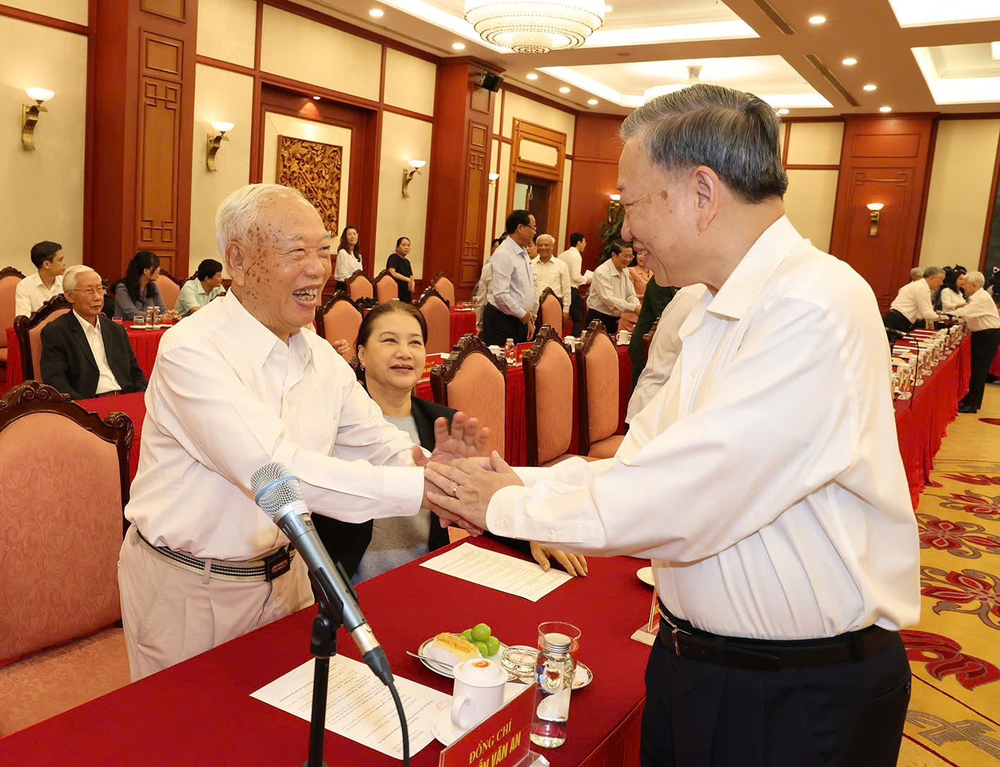 Toàn Đảng, toàn dân, toàn quân không ngừng tăng cường đoàn kết thống nhất, chung sức đồng lòng, thực hiện thắng lợi Nghị quyết Đại hội XIII, chuẩn bị chu đáo cho Đại hội XVI của Đảng ảnh 5 Tổng Bí thư, Chủ tịch nước Tô Lâm chủ trì Hội nghị gặp mặt các lãnh đạo, nguyên lãnh đạo Đảng, Nhà nước