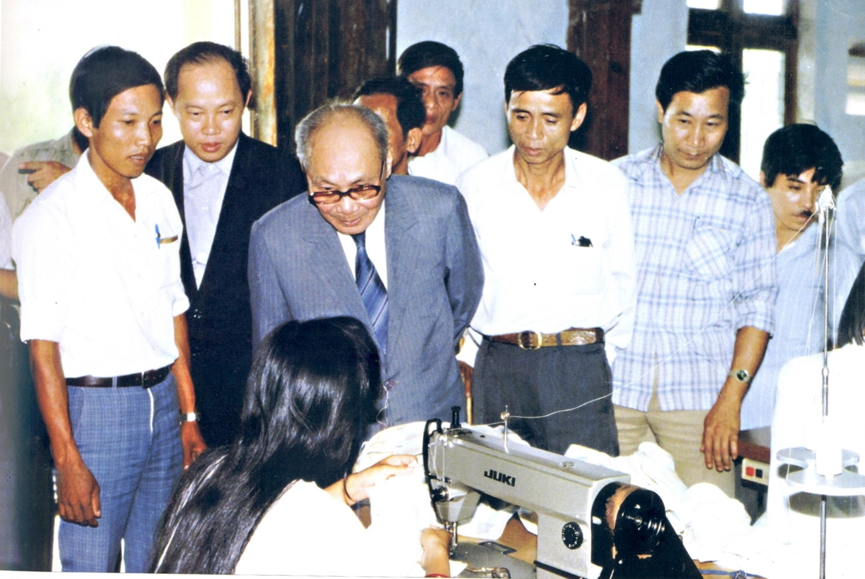 Chủ tịch Hội đồng Nhà nước Võ Chí Công về thăm xí nghiệp may huyện Núi Thành (Quảng Nam) năm 1992 Chủ tịch Quốc hội Vương Đình Huệ: Đổi mới của Quốc hội Khóa VIII gắn liền với sự chỉ đạo kiên quyết, sáng tạo của đồng chí Võ Chí Công -0